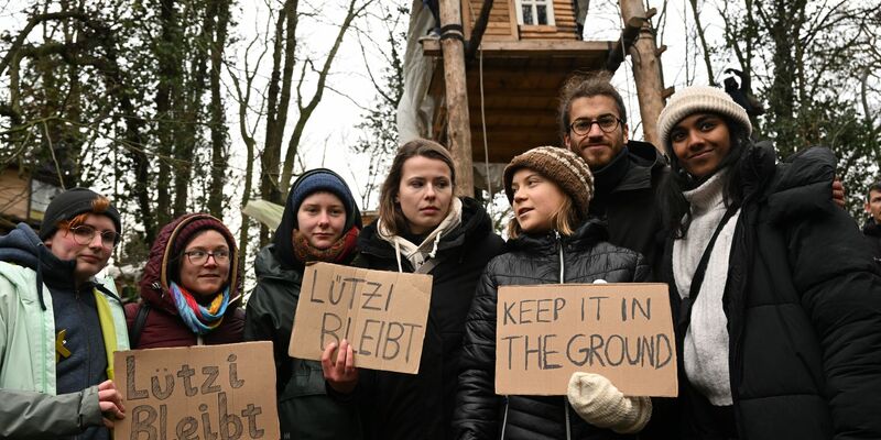 Die Klimaaktivistinnen Luisa Neubauer (2.v.l), Greta Thunberg (3.v.r), Lakshmi Thevasagayam (r) und der Klimaktivist Florian Özcan (2.v.r) protestieren in Lützerath. - Foto: Federico Gambarini/dpa