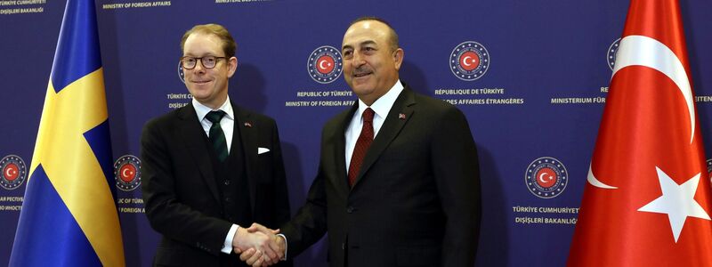 Der türkische Außenminister Mevlut Cavusoglu (r) mit seinem Amtskollegen Tobias Billstrom Ende Dezember 2022 in Ankara. - Foto: Ali Unal/AP/dpa