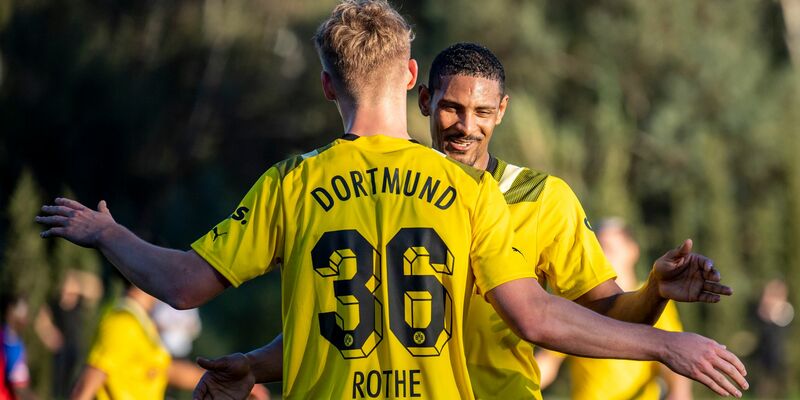 BVB-Stürmer Sébastien Haller (r) bejubelt mit Tom Rothe das Tor zum 6:0. - Foto: David Inderlied/dpa