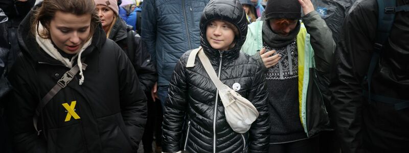 «Räumung verhindern! Für Klimagerechtigkeit»: Die Klimaaktivistinnen Luisa Neubauer (l.) und Greta Thunberg (m.). - Foto: Oliver Berg/dpa