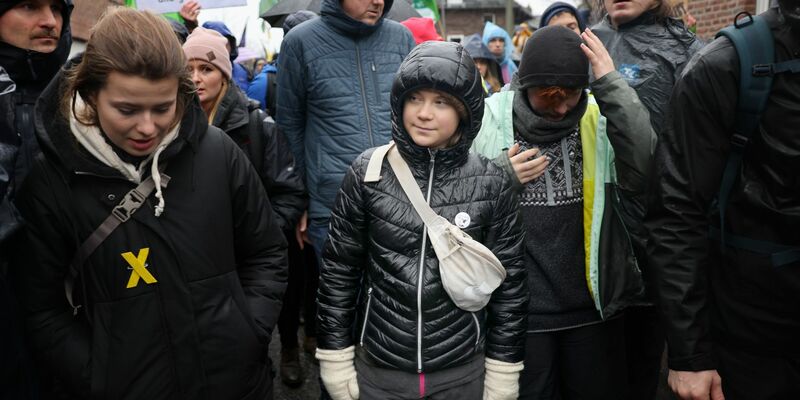 Die Klimaschutzaktivistinnen Luisa Neubauer (l) und Greta Thunberg bei einer Protestaktion im Hambacher Forst im August 2019. - Foto: Oliver Berg/dpa
