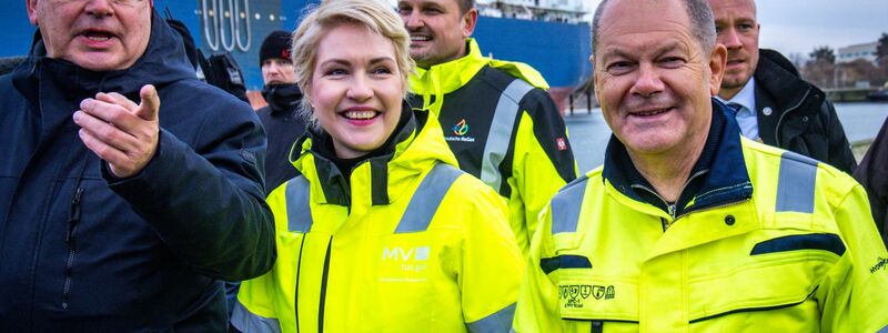 Bundeskanzler Olaf Scholz und MV-Ministerpräsidentin Manuela Schwesig geben symbolisch die Anlage frei. - Foto: Jens Büttner/dpa