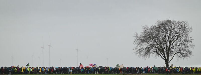 Zahlreiche Menschen sind zur Demonstration unter dem Motto «Räumung verhindern! Für Klimagerechtigkeit» angereist. - Foto: Henning Kaiser/dpa