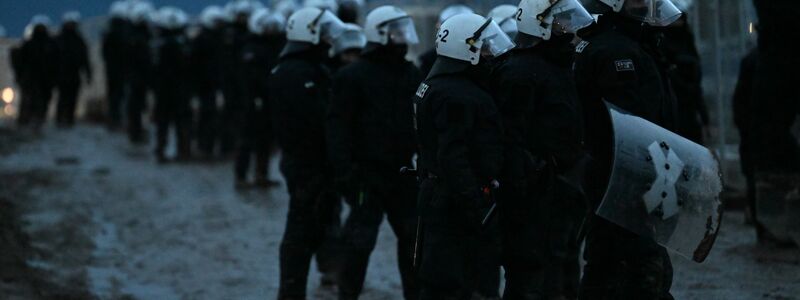 Am Abend drängt eine Polizeikette die verbliebenen Demonstranten zurück. - Foto: Federico Gambarini/dpa