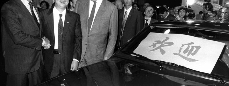 1984: Der damalige Bundeskanzler Helmut Kohl (3.v.l.) in China mit dem damalige VW-Chef Carl Hahn (l) und dem chinesischen Vizepräsidenten Li Peng (M). - Foto: Martin Athenstädt/dpa