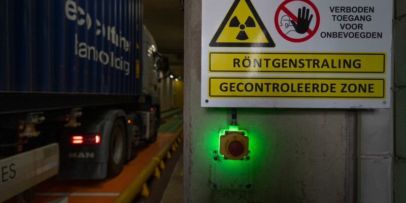 Ein mit einem Schiffscontainer beladener Lastwagen fährt in eine Röntgenanlage des niederländischen Zolls am Containerterminal Maasvlakte. - Foto: Peter Dejong/AP/dpa