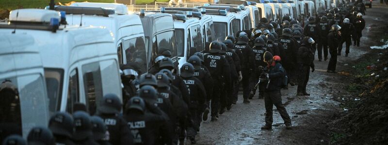 Großes Polizeiaufgebot bei der Demonstration am Samstag - Foto: Henning Kaiser/dpa