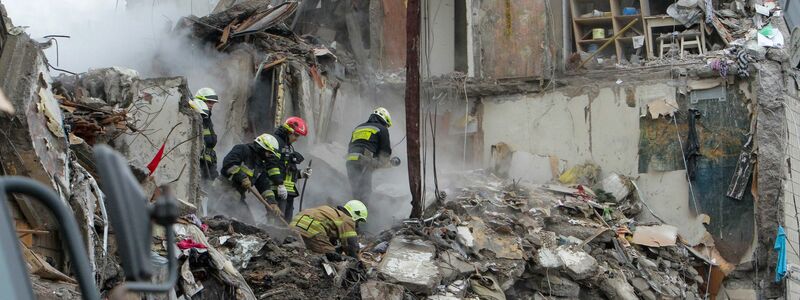Rettungskräfte suchen noch immer nach Menschen in dem von einer russischen Rakete getroffenen Wohnblock in Dnipro. - Foto: -/Ukrinform/dpa
