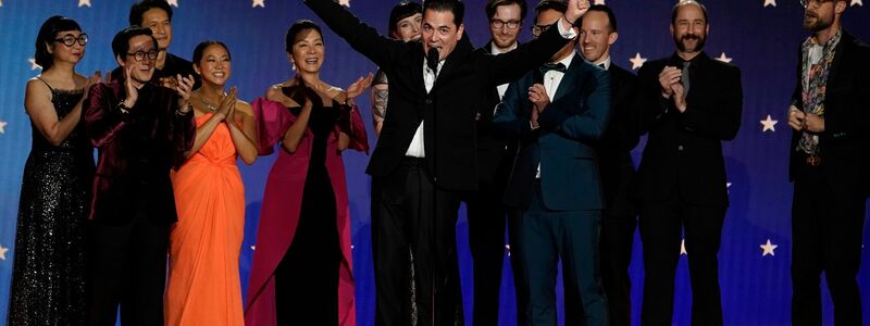 Die Darsteller und die Crew von «Everything Everywhere All at Once» feiern die fünf Auszeichnungen bei den Critics Choice Awards. - Foto: Chris Pizzello/Invision/AP/dpa