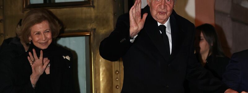 Die ehemalige Königin Sofia von Spanien und Ex-König Juan Carlos verlassen ein Restaurant in Athen. - Foto: Raúl Terrel/EUROPA PRESS/dpa