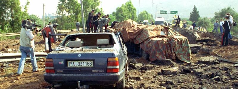Bei dem Bombenanschlag im Jahr 1992 wurden der Mafia-Jäger Giovanni Falcone, seine Frau und drei Polizisten im Gefolge getötet. - Foto: Nino Labruzzo/AP/dpa