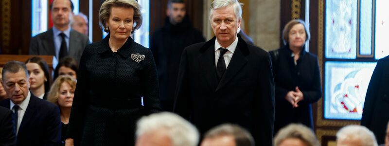 König Philippe (M) von Belgien und Königin Mathilde nehmen an der Trauerfeier teil. - Foto: Stoyan Nenov/POOL Reuters/AP/dpa