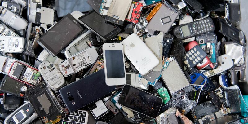 Elektroschrott kann seit einem Jahr in Supermärkten zurückgegeben werden. - Foto: Julian Stratenschulte/dpa