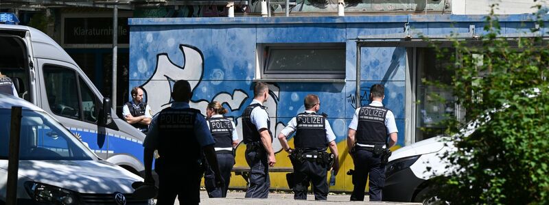 Einsatzkräfte der Polizei sichern vor der Grundschule in Esslingen den Tatort. - Foto: Bernd Weißbrod/dpa