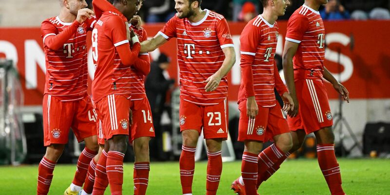 Da war die Bayern-Welt noch in Ordnung: Oliver Kahn (l) und Hasan Salihamidzic (r) präsentierten Ende März Thomas Tuchel als neuen Cheftrainer. - Foto: Angelika Warmuth/dpa