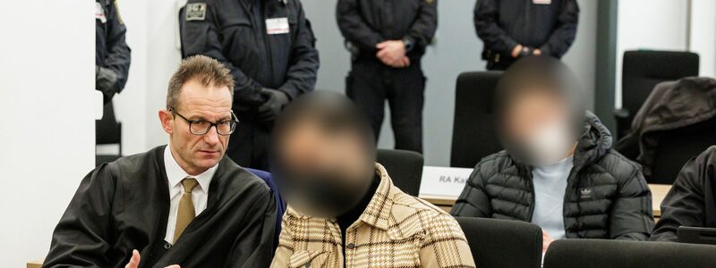 Zwei der Angeklagten vor dem Oberlandesgericht Dresden. - Foto: Jens Schlueter/POOL AFP/dpa