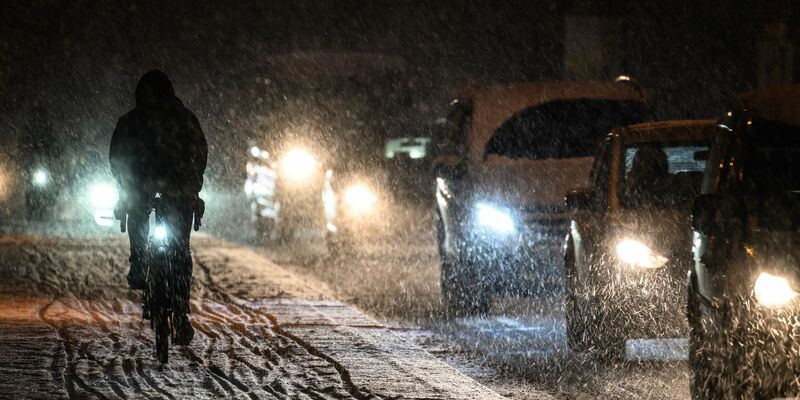 Die Wiesen am Elbufer vor der historischen Altstadt von Dresden sind mit Schnee bedeckt. - Foto: Robert Michael/dpa