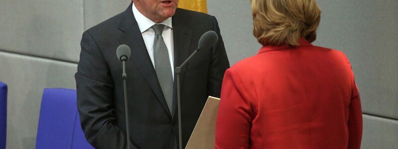Boris Pistorius legt seinen Amtseid ab. Rechts: Bundestagspräsidentin Bärbel Bas. - Foto: Wolfgang Kumm/dpa