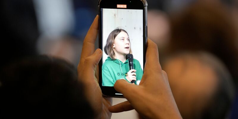Bessent sprach im USA-House in Davos mit der Presse.  - Foto: Markus Schreiber/AP/dpa