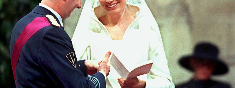 Die Braut, Prinzessin Mathilde d'Udekem d'Acoz, strahlt ihren Bräutigam, Kronprinz Philippe von Belgien 1999 an. - Foto: Vanden Brugge/epa BELGA /dpa