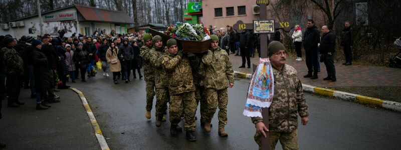 Ukrainische Soldaten tragen den Sarg eines Kameraden, der in Bachmut im Kampf gefallen ist. - Foto: Daniel Cole/AP/dpa