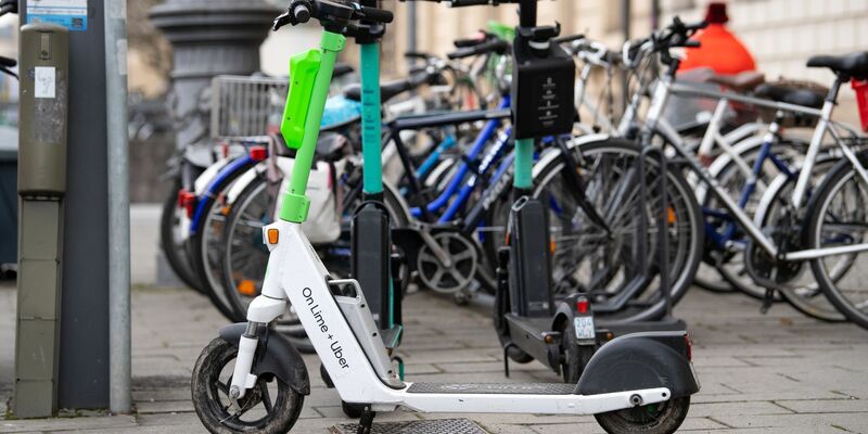 E-Scooter von Lime, Tier und Bolt stehen in Berlin auf einem Gehweg. - Foto: Sven Hoppe/dpa