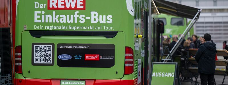 Die Deutsche Bahn und der Handelskonzern Rewe präsentieren einen Einkaufsbus für ländliche Gebiete. - Foto: Monika Skolimowska/dpa