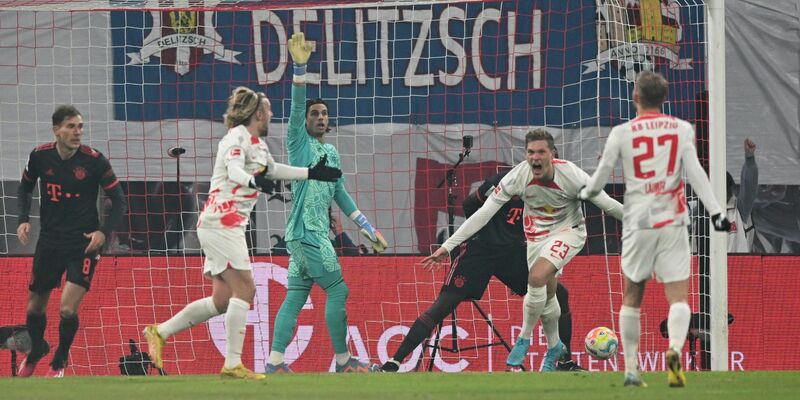 Da waren sich Hasan Salihamidzic und Lothar Matthäus noch einig. - Foto: Hendrik Schmidt/dpa