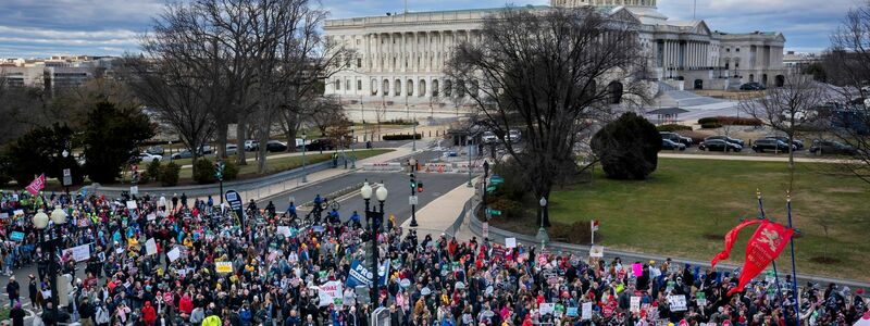 Es ist das erste Mal, dass der «March for Life» stattfindet, nachdem das Oberste Gericht der USA das Recht auf Abtreibung im vergangenen Jahr gekippt hat. - Foto: J. Scott Applewhite/AP/dpa