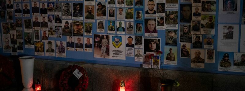 Die «Gedenkwand für die gefallenen Verteidiger der Ukraine im russisch-ukrainischen Krieg» in Kiew. - Foto: Daniel Cole/AP/dpa