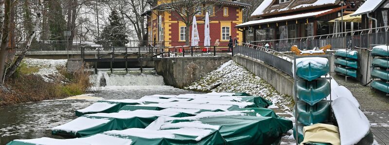 Ein Fließ (Wasserweg) ist (noch) nicht gefroren im winterlichen Spreewald in Leipe. - Foto: Patrick Pleul/dpa