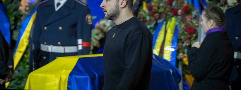 Präsident Wolodymyr Selenskyj nimmt in Kiew an der Trauerzeremonie zu Ehren der Verstorbenen des Hubschrauberabsturzes um Innenminister Monastyrskyj teil. - Foto: Efrem Lukatsky/AP/dpa