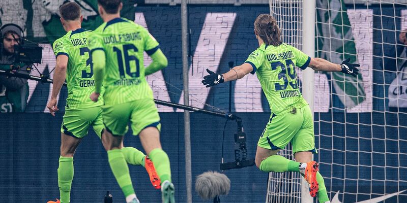 Freiburger Torschütze: Max Rosenfelder bejubelt seinen Treffer zum 1:0 in Wolfsburg. - Foto: Swen Pförtner/dpa