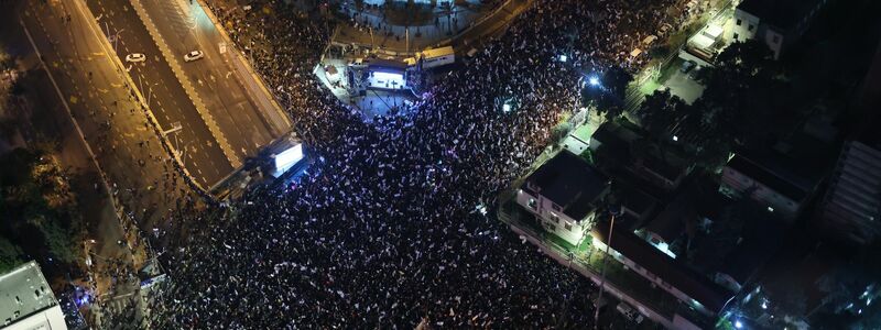 Zehntausende Menschen sind in Tel Aviv auf die Straßen gegangen. Auch in anderen Städten waren Demonstrationen geplant. - Foto: Ilia Yefimovich/dpa