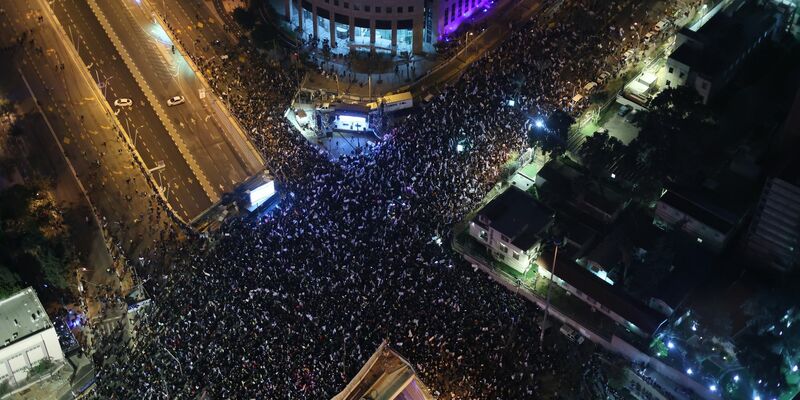 Israelische Frauen halten Plakate, die die Freilassung israelischer Geiseln fordert. Ein UN-Bericht sieht sexualisierte Gewalt bei dem Terroranschlag der Hamas als wahrscheinlich an. - Foto: Ilia Yefimovich/dpa