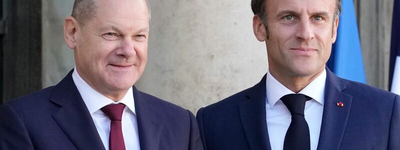 Schaffen es Macron (r) und Bundeskanzler Scholz politisch wieder näherzurücken. - Foto: Christophe Ena/AP/dpa