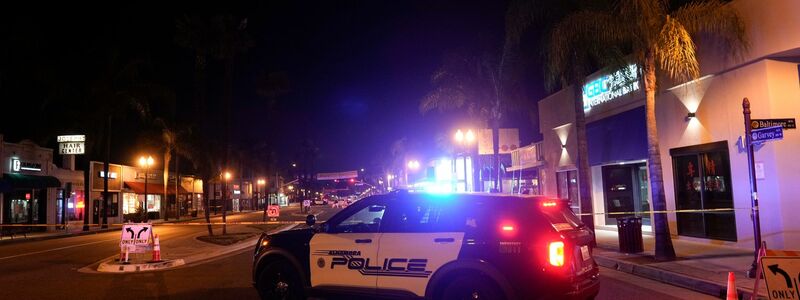 Ein Polizeifahrzeug steht in der Nähe des Tatorts. Am Rande einer Feier zum chinesischen Neujahrsfest sind im Großraum Los Angeles mindestens neun Menschen erschossen worden. - Foto: Jae C. Hong/AP/dpa