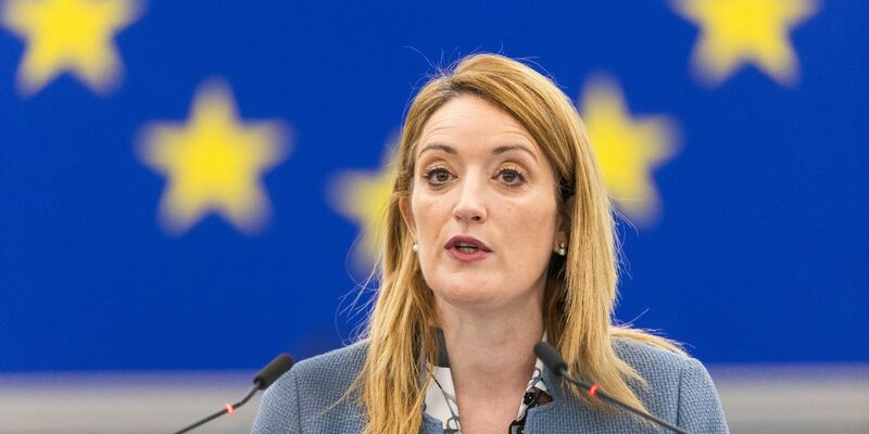 Roberta Metsola ist die Präsidentin des Europäischen Parlaments, wo derzeit über eine Asyl-Reform gesprochen wird. - Foto: Philipp von Ditfurth/dpa
