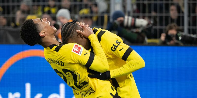 Dortmunds Marco Reus (M) erzielte beim Sieg gegen Augsburg das Tor zum zwischenzeitlichen 4:1. - Foto: Bernd Thissen/dpa