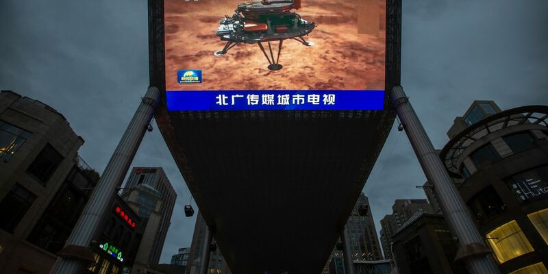 Die Landung vom Rover «Zhurong» auf dem roten Planeten im Mai 2021. - Foto: Mark Schiefelbein/AP/dpa