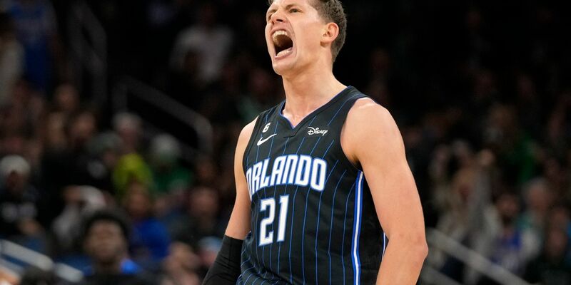 Moritz Wagner (r) und die Orlando Magic, haben das entscheidene Playoff-Spiel gegen Cleveland verloren. - Foto: John Raoux/AP/dpa