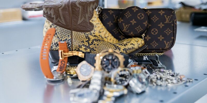 Auf dem Binnenmarkt der EU wurden 2023 so viele Fälschungen beschlagnahmt wie in den vergangenen zwölf Jahren nicht. (Symbolbild) - Foto: Rolf Vennenbernd/dpa