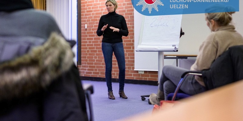 POL-LG: ++ Wie schützen sich Frauen? -> Vortrag der Polizei Gegen Gewalt an Frauen in Uelzen ++ für Frauen & Mädchen ab 16 Jahren am 18.04.24 beim Landkreis Uelzen ++ Voranmeldungen erforderlich! - Foto: presseportal.de