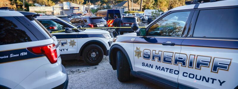 Die Strafverfolgungsbehörden, darunter das San Mateo County Sheriff's Office, untersuchen einen Tatort in Half Moon Bay. - Foto: Nhat V. Meyer/Bay Area News Group/dpa