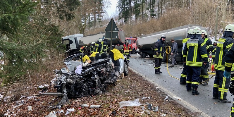 FW-OE: Schwerer Verkehrsunfall - frontaler Zusammenstoß zwischen PKW und LKW - Foto: presseportal.de