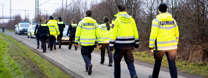 Einsatzkräfte der Polizei durchkämmen auf der Suche nach dem Jugendlichen ein Waldgebiet im niedersächsischen Wunstorf. - Foto: Moritz Frankenberg/dpa