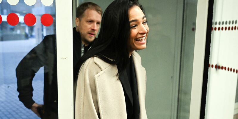 Oliver und Amira Pocher (r) bei ihrer Ankunft im Amtsgericht in Köln. - Foto: Federico Gambarini/dpa