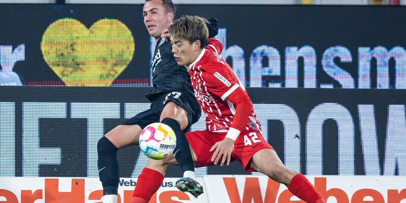 Freiburgs Lukas Kübler (r) im Kopfballduell mit Frankfurts Doppeltorschützen Ansgar Knauff. - Foto: Tom Weller/dpa