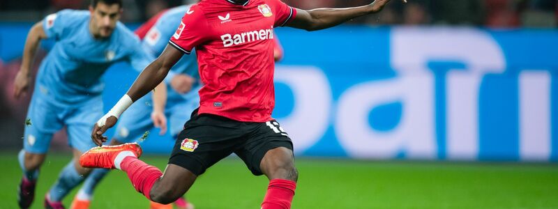 Schoss Leverkusen per Strafstoß in Führung: Edmond Tapsoba. - Foto: Marius Becker/dpa