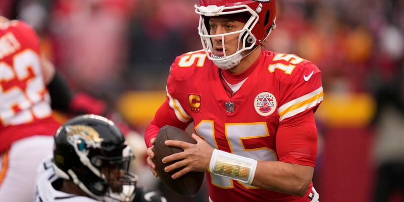 Zum Start der Playoffs treffen Quarterback Patrick Mahomes und seine Chiefs auf die Miami Dolphins. - Foto: Charlie Riedel/AP/dpa